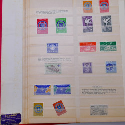 Vrac philatélique de timbres du monde neufs et oblitérés en un carton.