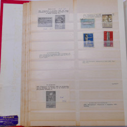 Vrac philatélique de timbres du monde neufs et oblitérés en un carton.