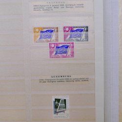 Vrac philatélique de timbres du monde neufs et oblitérés en un carton.