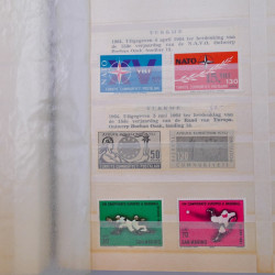 Vrac philatélique de timbres du monde neufs et oblitérés en un carton.