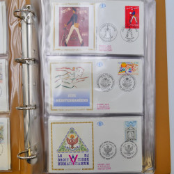 Vrac philatélique de timbres du monde neufs et oblitérés en un carton.