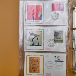Vrac philatélique de timbres du monde neufs et oblitérés en un carton.