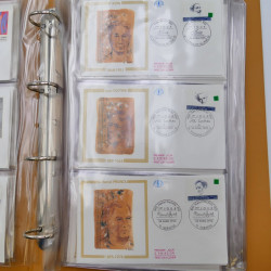 Vrac philatélique de timbres du monde neufs et oblitérés en un carton.