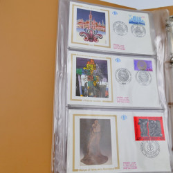 Vrac philatélique de timbres du monde neufs et oblitérés en un carton.