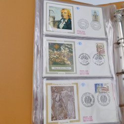 Vrac philatélique de timbres du monde neufs et oblitérés en un carton.