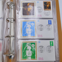 Vrac philatélique de timbres du monde neufs et oblitérés en un carton.