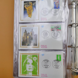 Vrac philatélique de timbres du monde neufs et oblitérés en un carton.