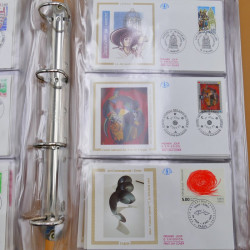 Vrac philatélique de timbres du monde neufs et oblitérés en un carton.