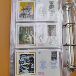 Vrac philatélique de timbres du monde neufs et oblitérés en un carton.