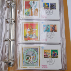 Vrac philatélique de timbres du monde neufs et oblitérés en un carton.