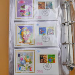 Vrac philatélique de timbres du monde neufs et oblitérés en un carton.