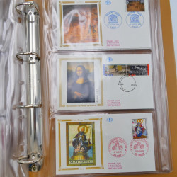 Vrac philatélique de timbres du monde neufs et oblitérés en un carton.