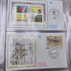 Vrac philatélique de timbres du monde neufs et oblitérés en un carton.