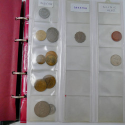 Collection de monnaies anciennes du monde en 5 albums.