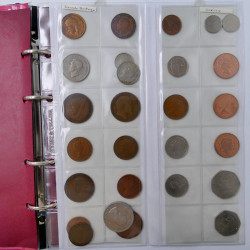 Collection de monnaies anciennes du monde en 5 albums.