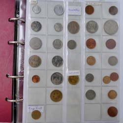 Collection de monnaies anciennes du monde en 5 albums.