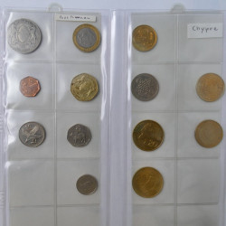 Collection de monnaies anciennes du monde en 5 albums.