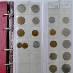 Collection de monnaies anciennes du monde en 5 albums.