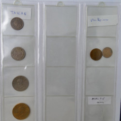 Collection de monnaies anciennes du monde en 5 albums.