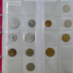 Collection de monnaies anciennes du monde en 5 albums.
