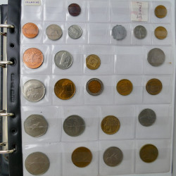 Collection de monnaies anciennes du monde en 5 albums.