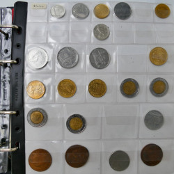 Collection de monnaies anciennes du monde en 5 albums.