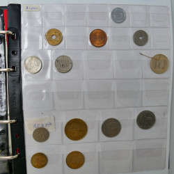 Collection de monnaies anciennes du monde en 5 albums.