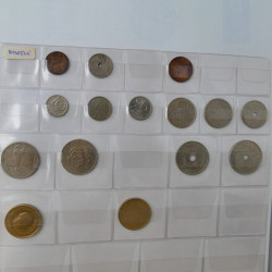 Collection de monnaies anciennes du monde en 5 albums.
