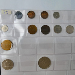 Collection de monnaies anciennes du monde en 5 albums.