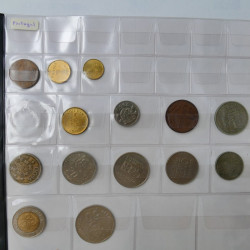Collection de monnaies anciennes du monde en 5 albums.