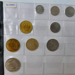 Collection de monnaies anciennes du monde en 5 albums.
