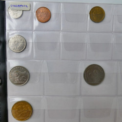 Collection de monnaies anciennes du monde en 5 albums.