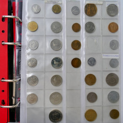 Collection de monnaies anciennes du monde en 5 albums.