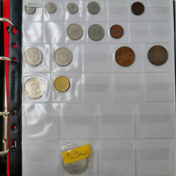 Collection de monnaies anciennes du monde en 5 albums.