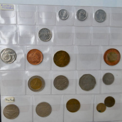 Collection de monnaies anciennes du monde en 5 albums.