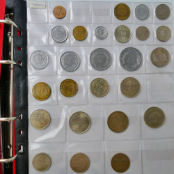 Collection de monnaies anciennes du monde en 5 albums.