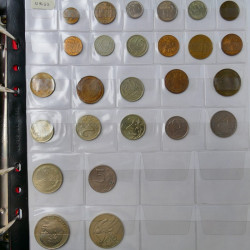 Collection de monnaies anciennes du monde en 5 albums.