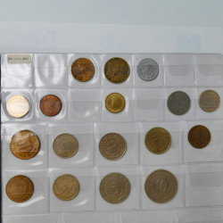 Collection de monnaies anciennes du monde en 5 albums.