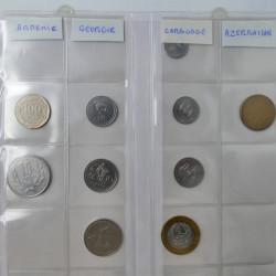 Collection de monnaies anciennes du monde en 5 albums.