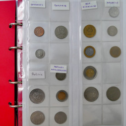 Collection de monnaies anciennes du monde en 5 albums.