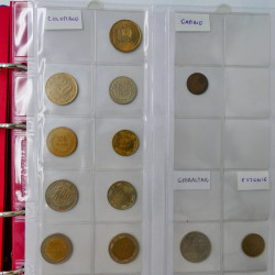 Collection de monnaies anciennes du monde en 5 albums.