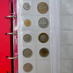 Collection de monnaies anciennes du monde en 5 albums.
