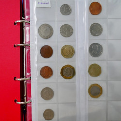 Collection de monnaies anciennes du monde en 5 albums.