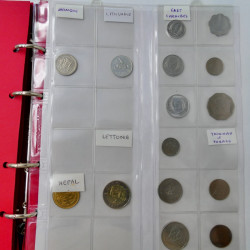Collection de monnaies anciennes du monde en 5 albums.