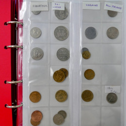 Collection de monnaies anciennes du monde en 5 albums.