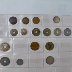 Collection de monnaies anciennes du monde en 5 albums.
