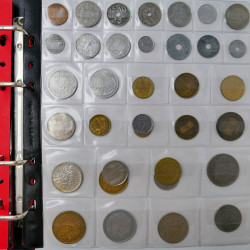 Collection de monnaies anciennes du monde en 5 albums.