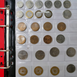Collection de monnaies anciennes du monde en 5 albums.