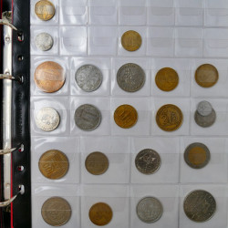 Collection de monnaies anciennes du monde en 5 albums.