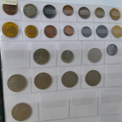 Collection de monnaies anciennes du monde en 5 albums.